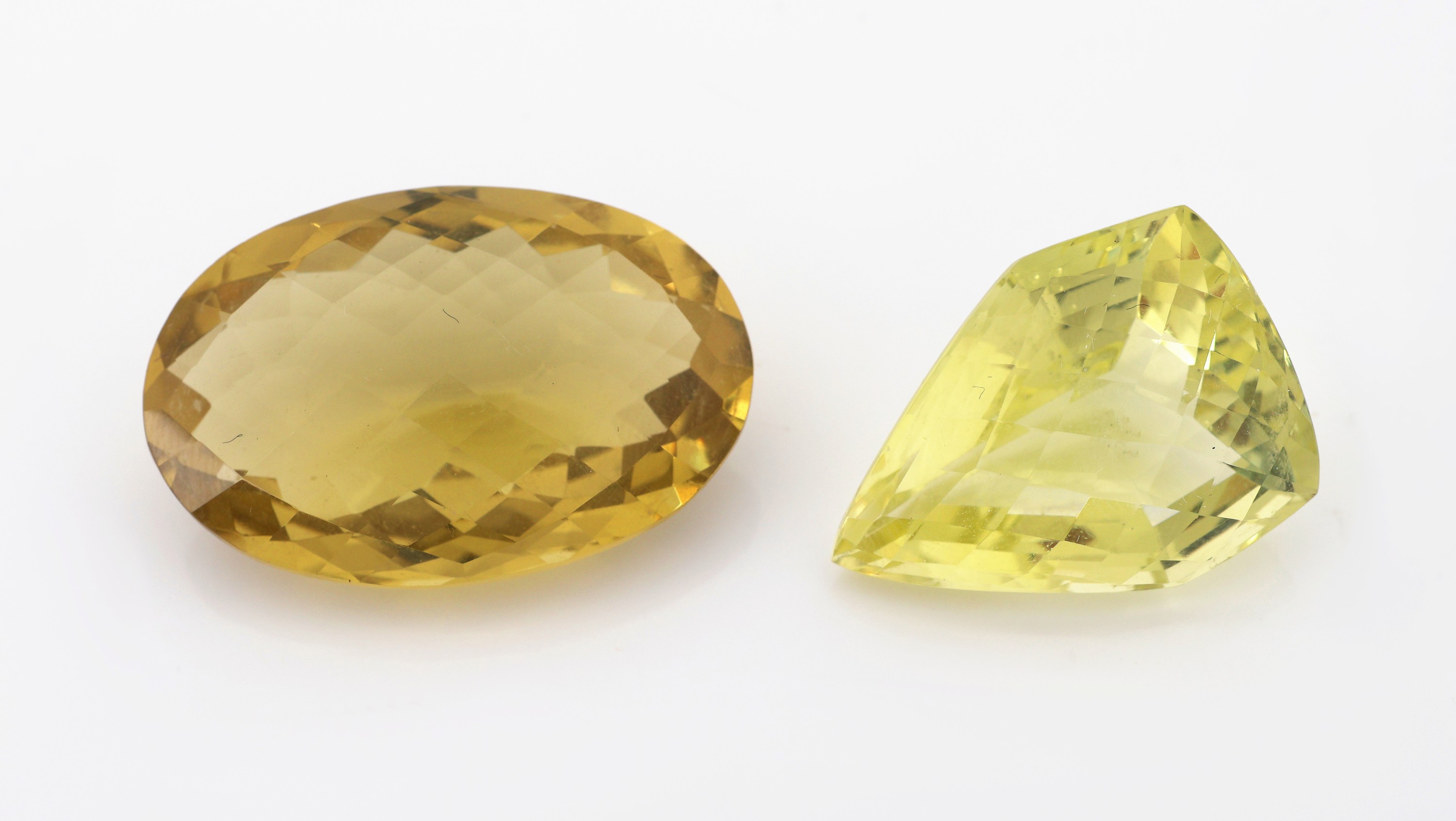 Image 27049270 - Lot 2 lose Lemoncitrine, 1 x ovalfacett. ca. 41.06 ct, 1 x Fantasieschliff ca. 26.83 ct ...