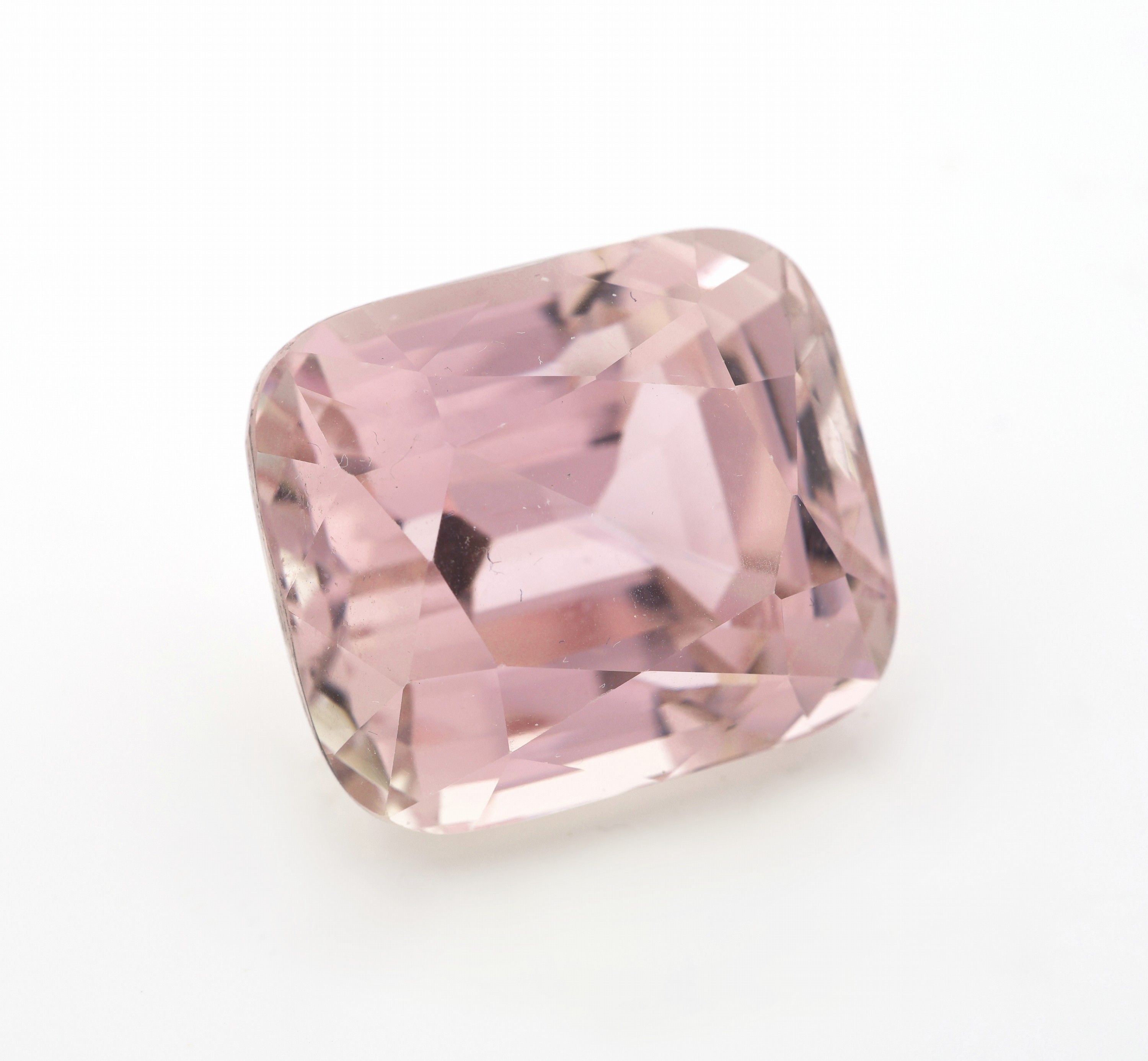 Detail a: Loser Kunzit, ca. 56.46 ct, Kissenschliff, ca.21.84 x 18.86 x 16.77 mm