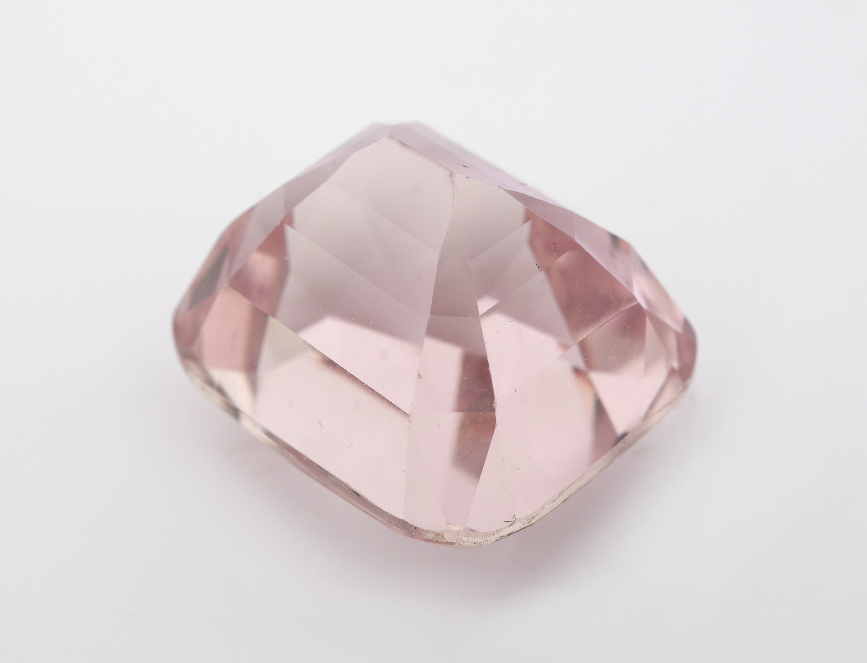 Detail b: Loser Kunzit, ca. 56.46 ct, Kissenschliff, ca.21.84 x 18.86 x 16.77 mm