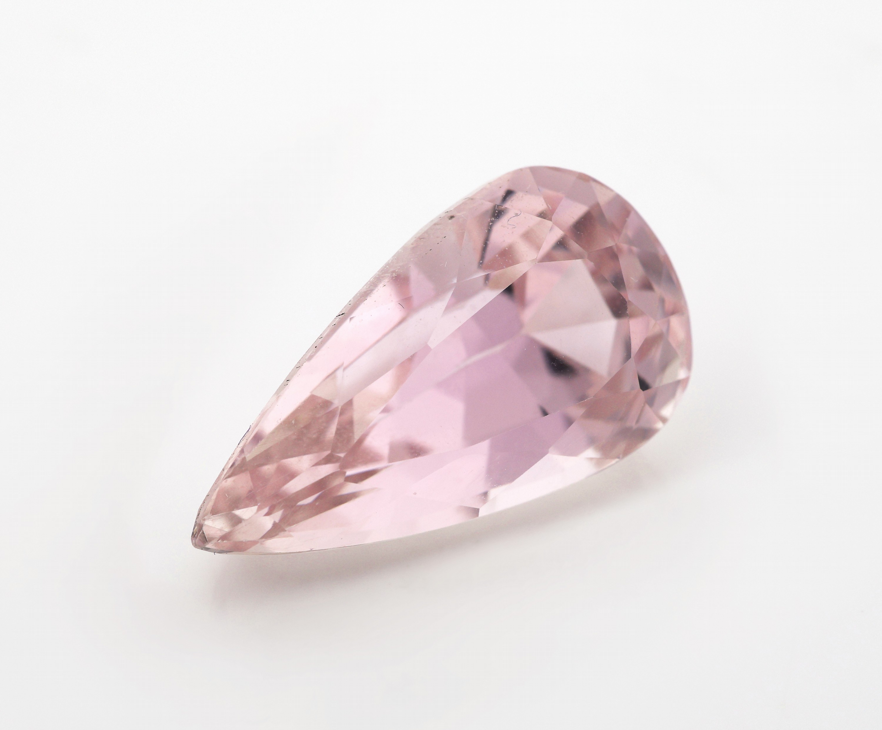 Detail a: Loser Kunzit, ca. 14.88 ct, facett. Tropfen, ca. 20.57 x 11.27 x 10.53 mm