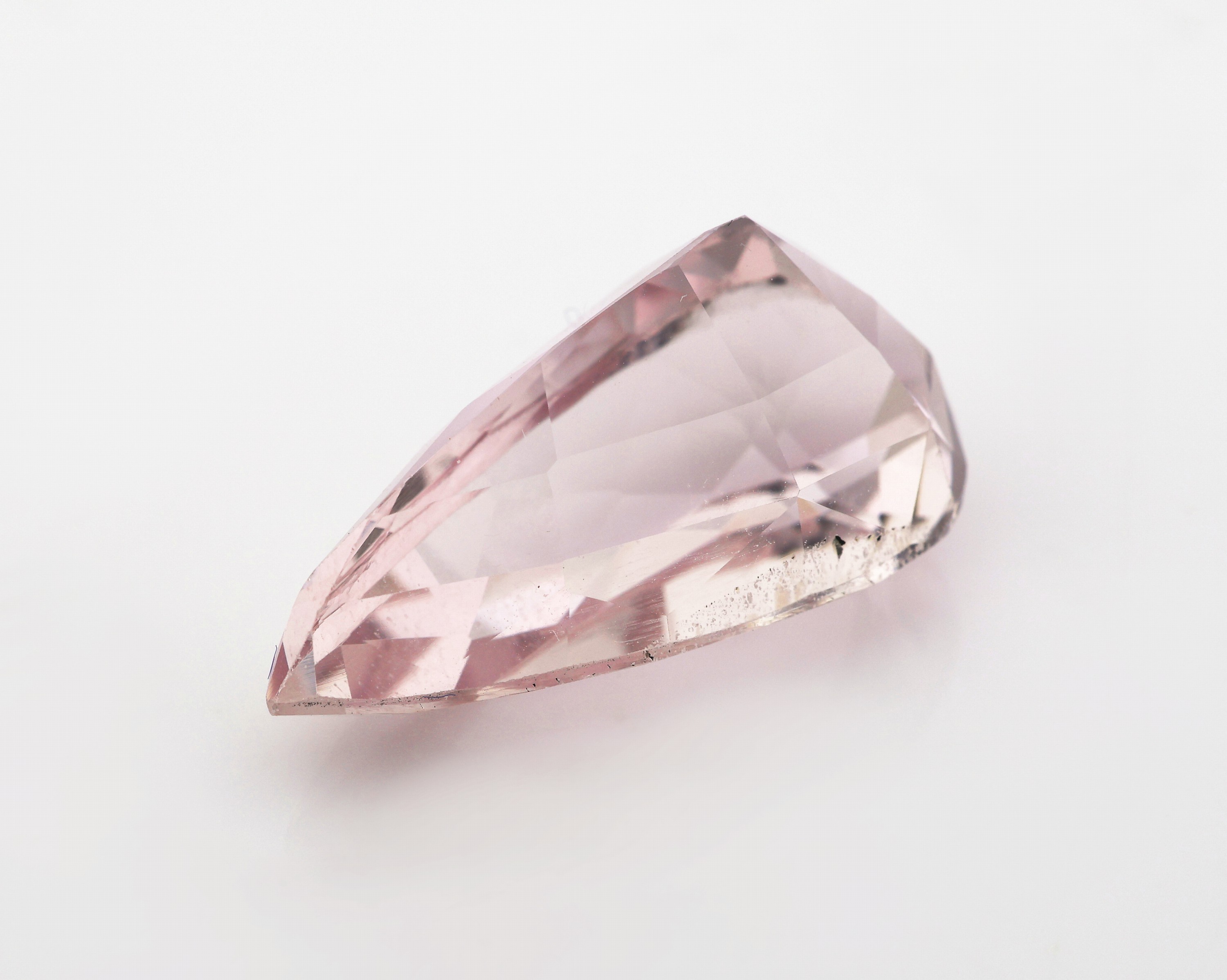 Detail b: Loser Kunzit, ca. 14.88 ct, facett. Tropfen, ca. 20.57 x 11.27 x 10.53 mm