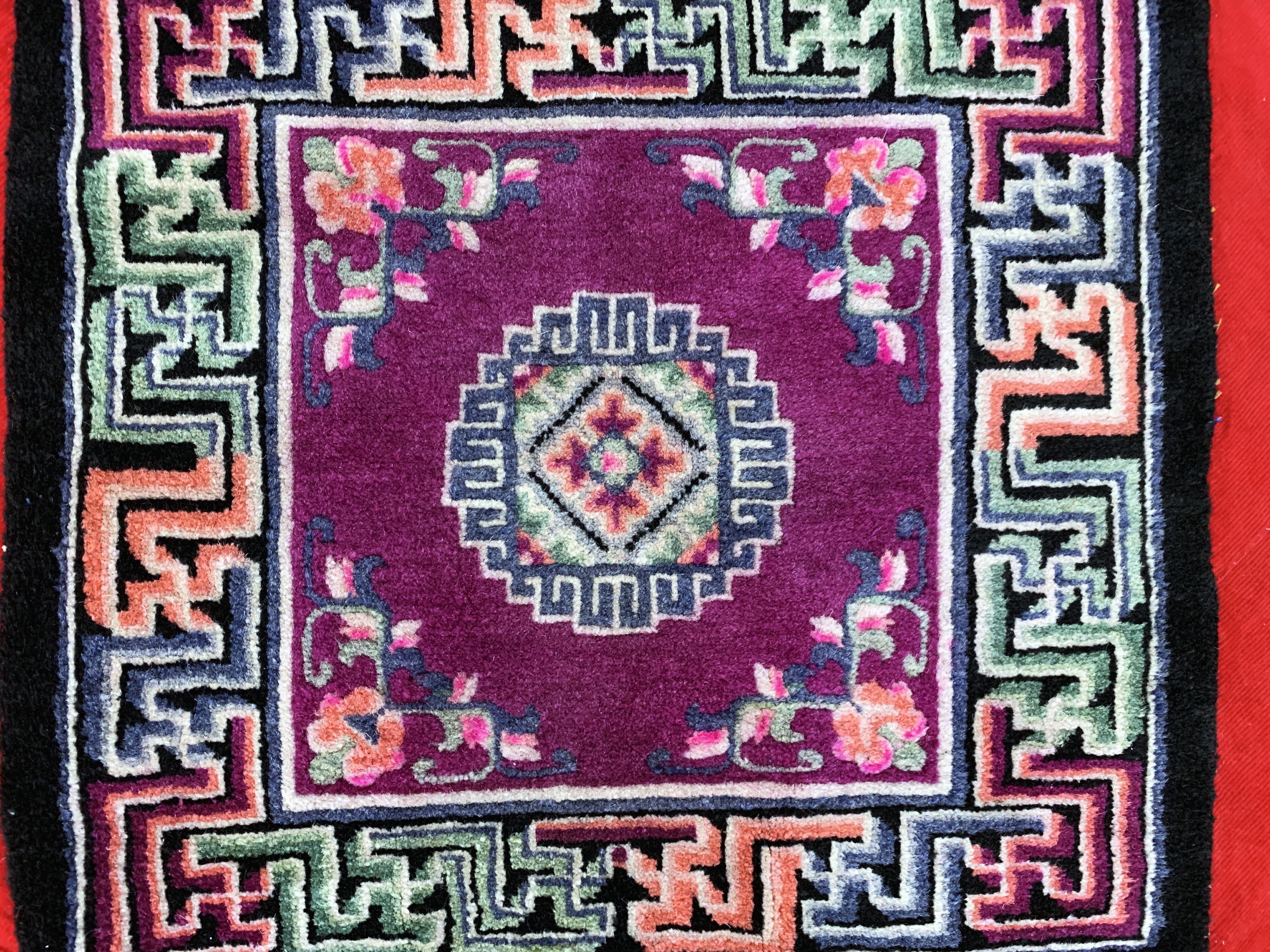Detail a: 1 paar"Meditation-Matten", Tibet, Mitte 20.Jhd, Wolle auf Baumwolle, ca. 80 x 80 cm, EHZ: 2