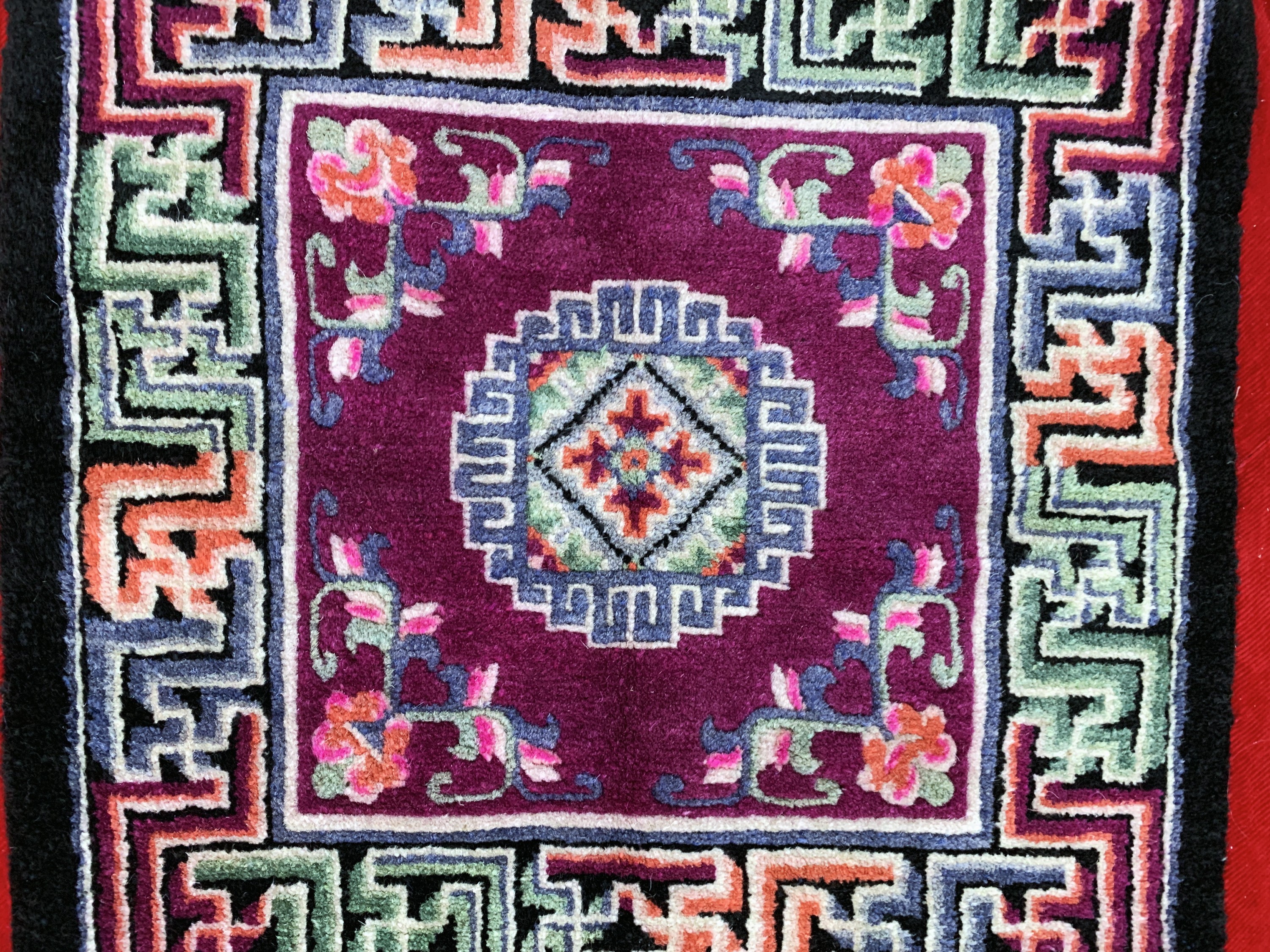 Detail b: 1 paar"Meditation-Matten", Tibet, Mitte 20.Jhd, Wolle auf Baumwolle, ca. 80 x 80 cm, EHZ: 2