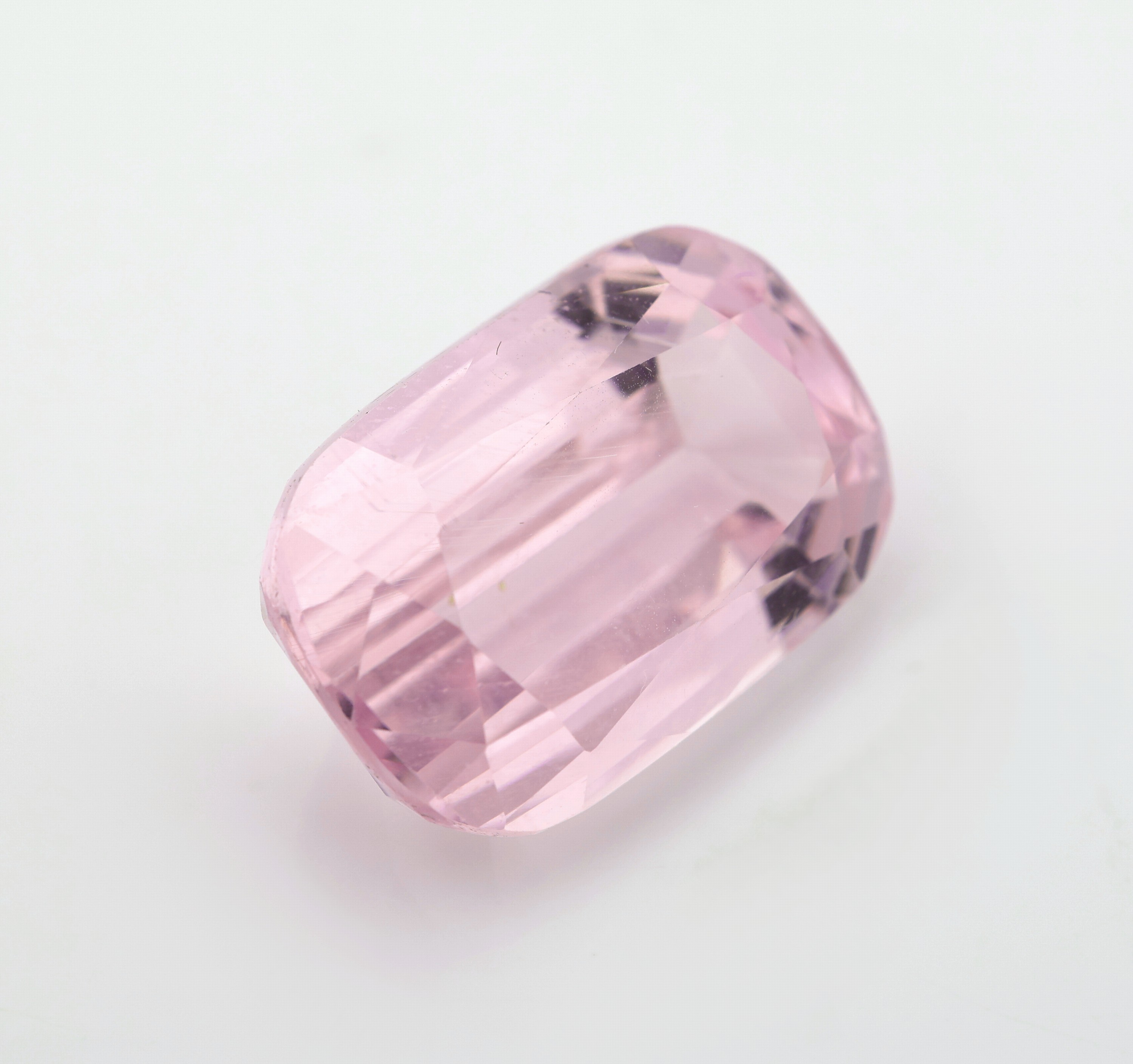 Detail a: Loser Kunzit, ca. 23.54 ct, Kissenschliff, ca.19.96 x 13.25 x 9.93 mm