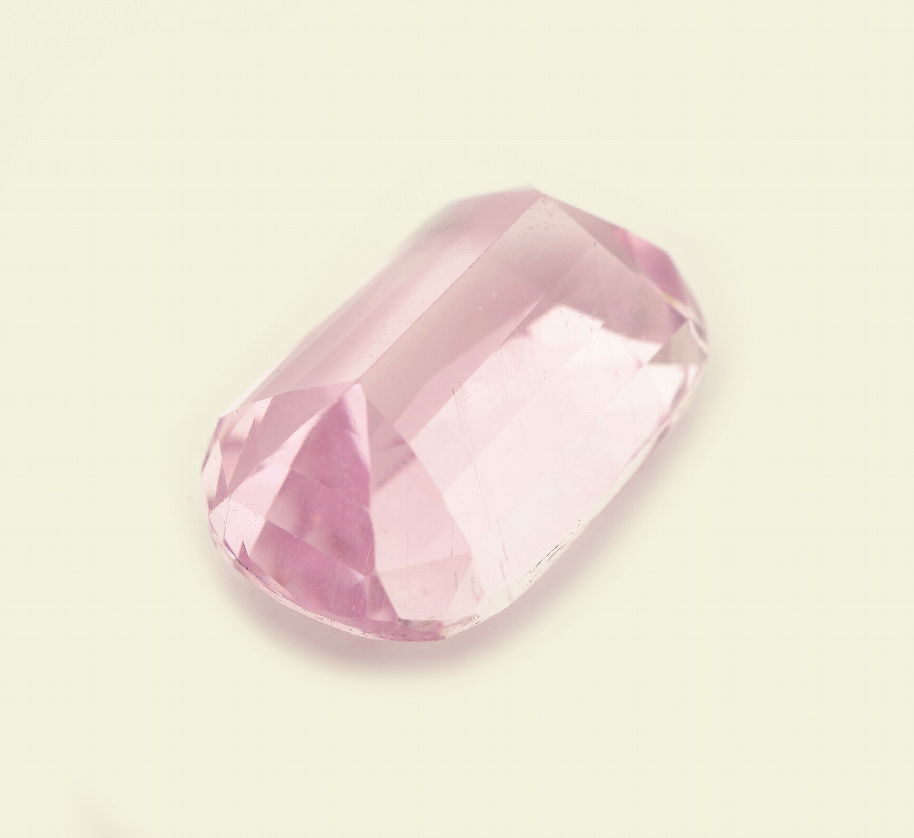 Detail b: Loser Kunzit, ca. 23.54 ct, Kissenschliff, ca.19.96 x 13.25 x 9.93 mm