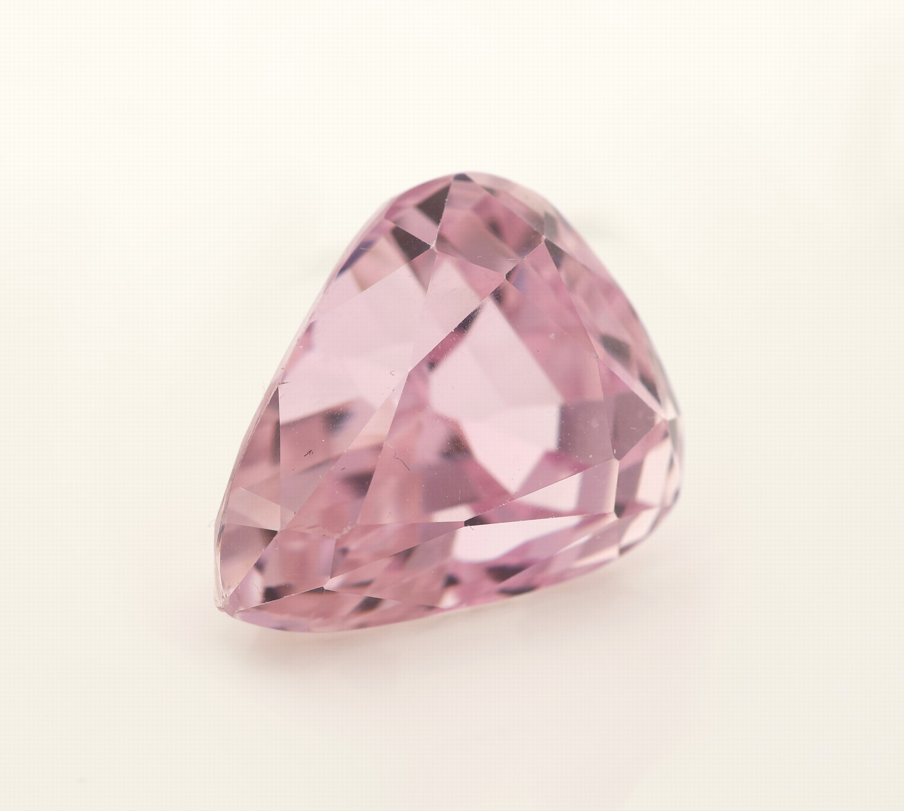 Detail a: Loser Kunzit, ca. 24.78 ct, facett. Tropfen, ca. 18.96 x 15.68 x 14.92 mm