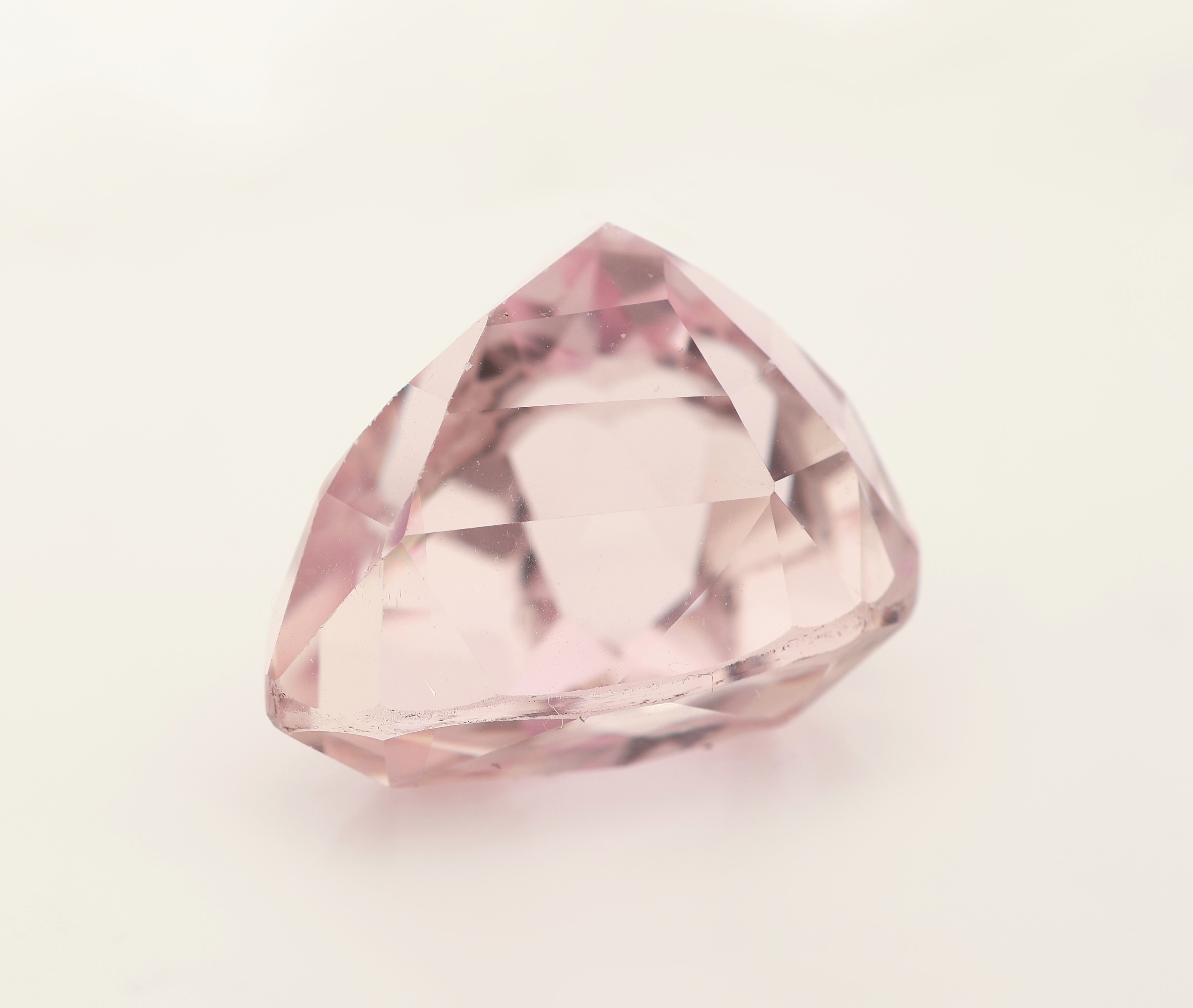 Detail b: Loser Kunzit, ca. 24.78 ct, facett. Tropfen, ca. 18.96 x 15.68 x 14.92 mm