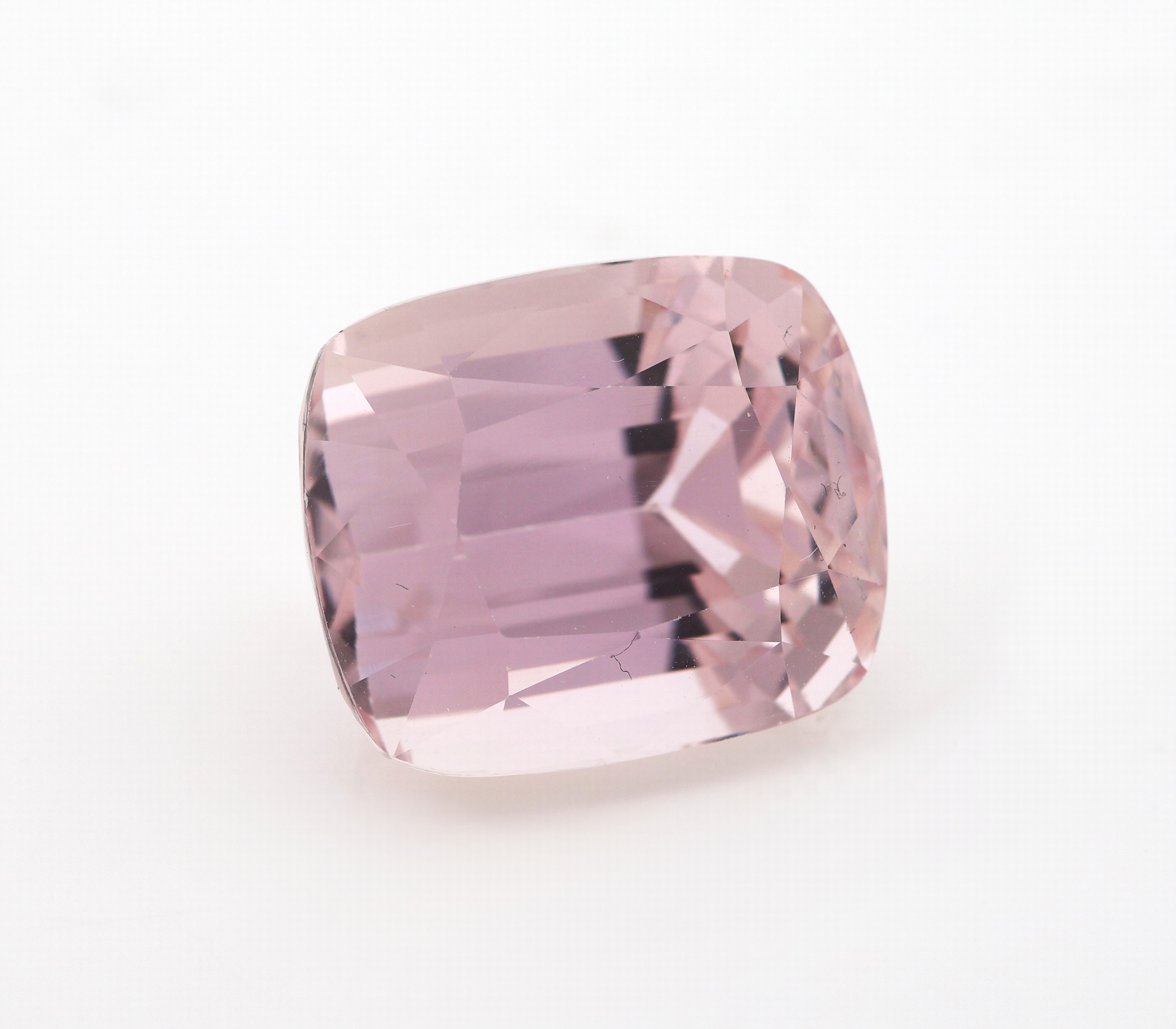 Detail a: Loser Kunzit, ca. 31.45 ct, Kissenschliff, ca.18.39 x 15.50 x 14.37 mm