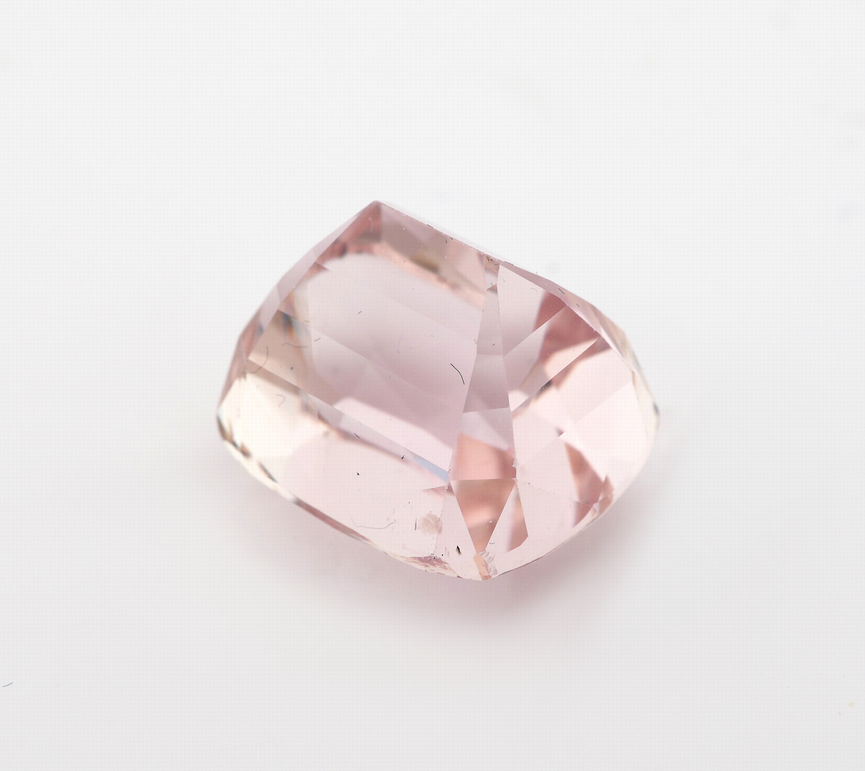 Detail b: Loser Kunzit, ca. 31.45 ct, Kissenschliff, ca.18.39 x 15.50 x 14.37 mm