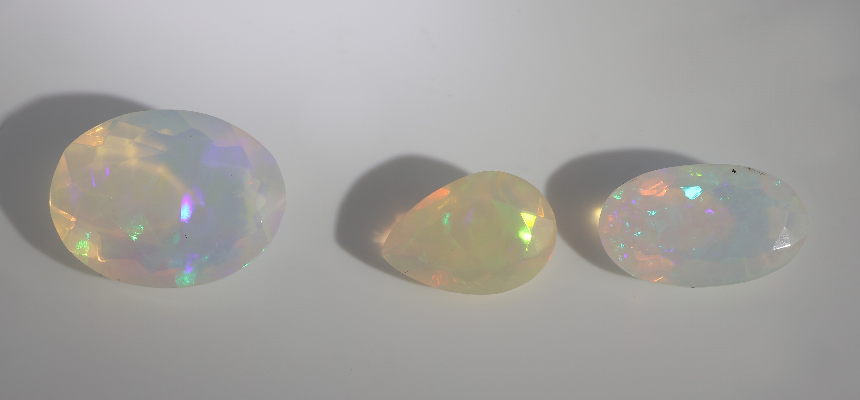 Detail b: Lot 3 lose facett. Opale, zus. ca. 10.20 ct, 1x facett. Tropfen, 2 x ovalfacett., versch. Größen