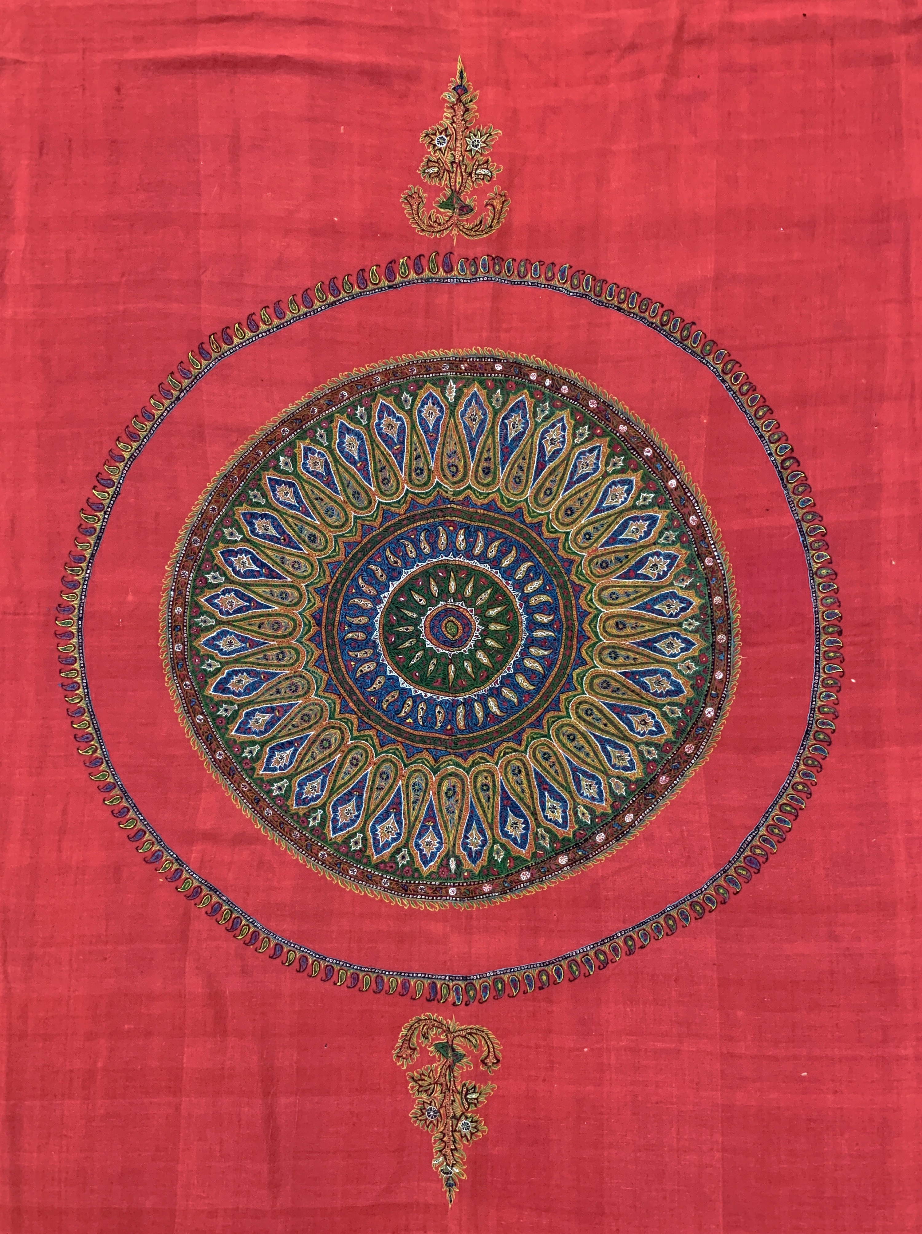 Detail d: Kerman"Susani", Persien, Anfang 20.Jhd, Seidenstickerei, ca. 230 x 170 cm, EHZ: 2, (kleine Löcher)