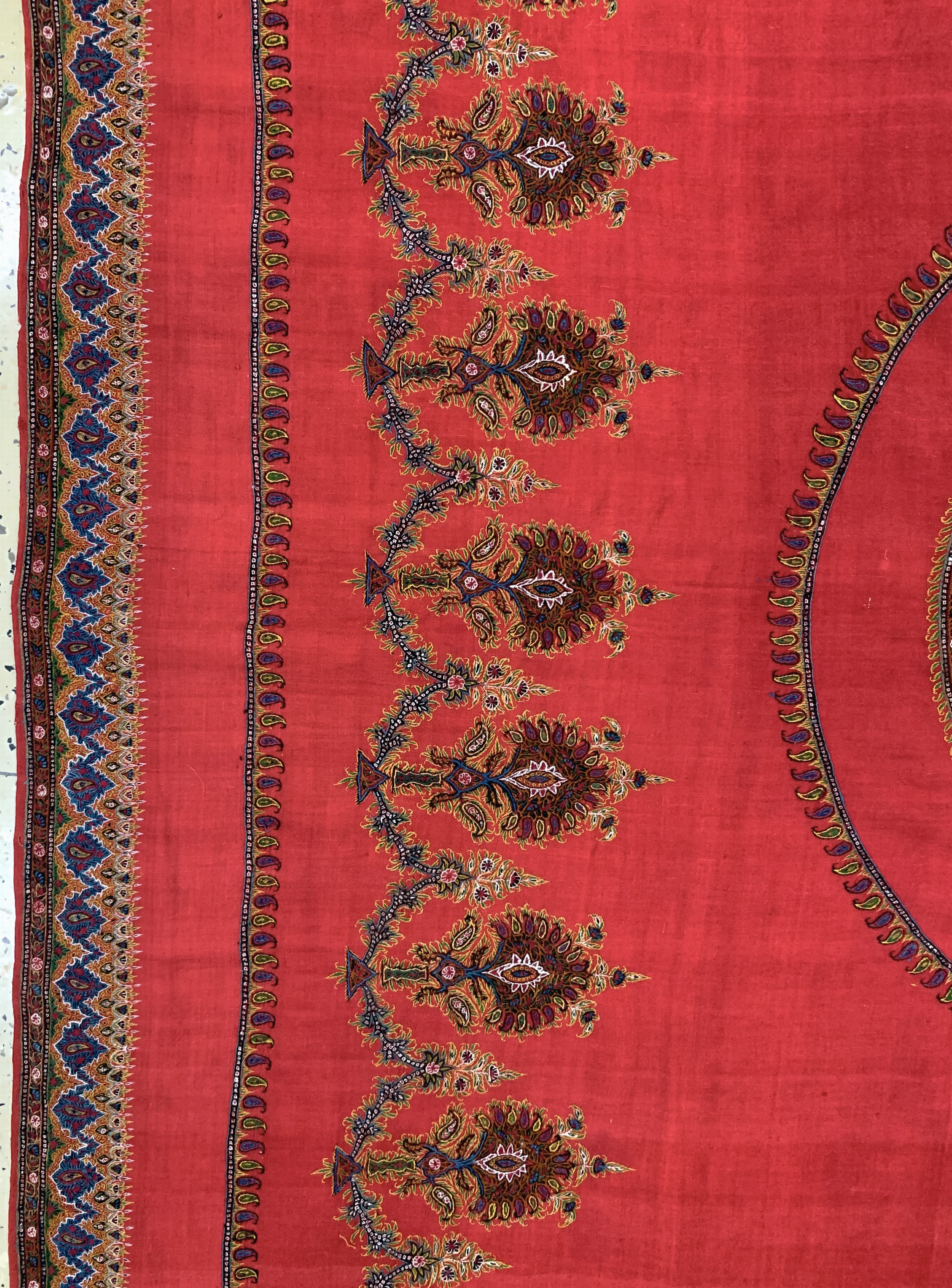 Detail e: Kerman"Susani", Persien, Anfang 20.Jhd, Seidenstickerei, ca. 230 x 170 cm, EHZ: 2, (kleine Löcher)