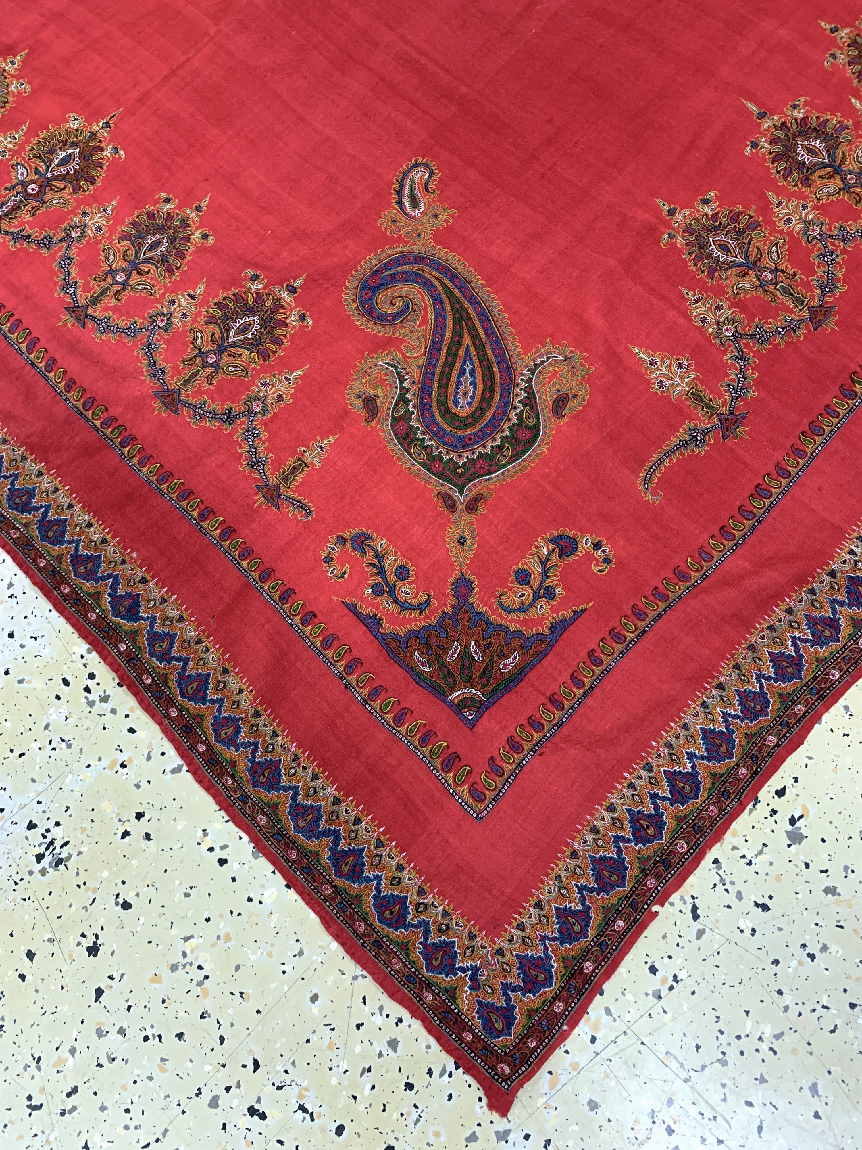 Detail h: Kerman"Susani", Persien, Anfang 20.Jhd, Seidenstickerei, ca. 230 x 170 cm, EHZ: 2, (kleine Löcher)