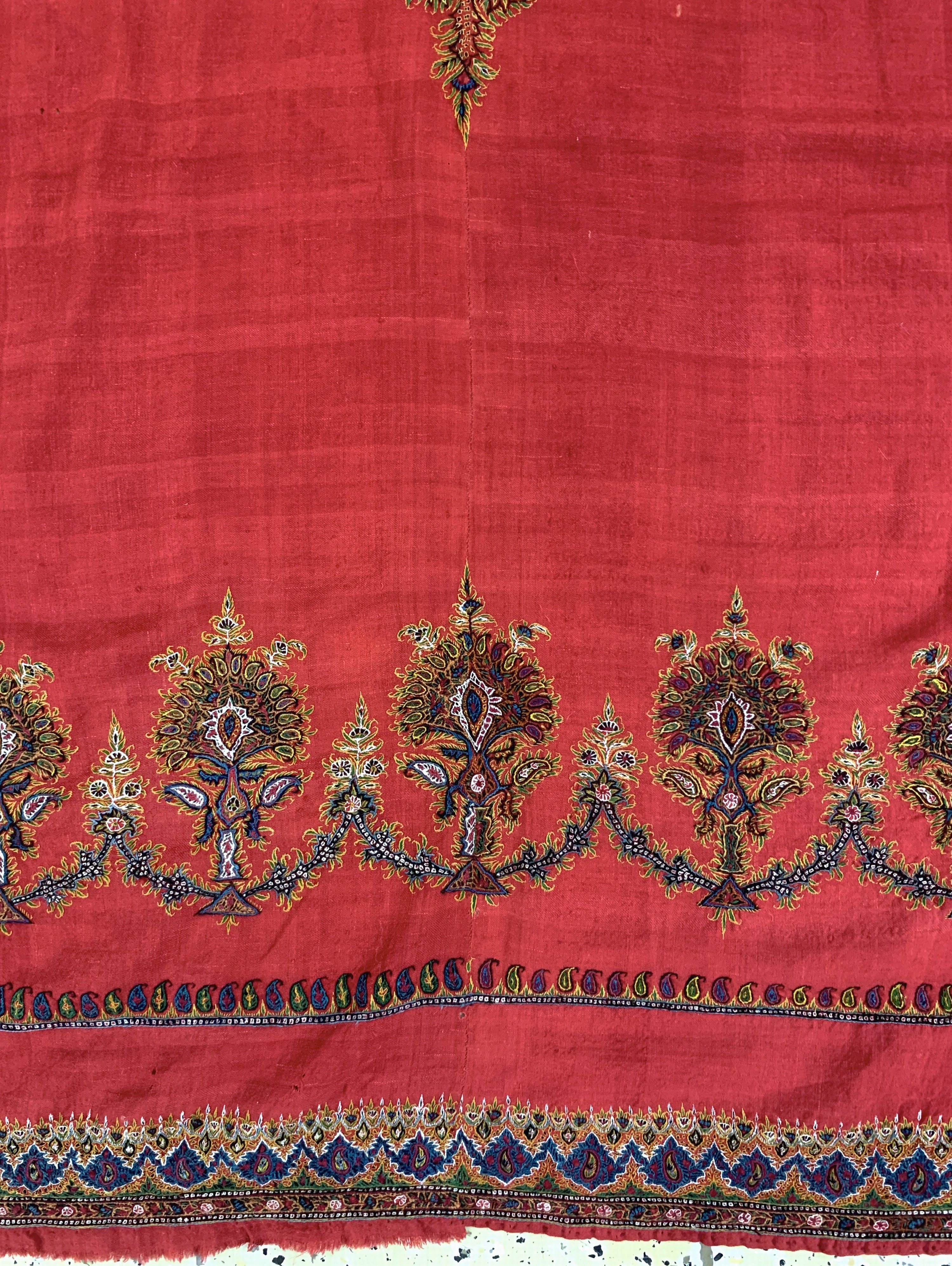 Detail i: Kerman"Susani", Persien, Anfang 20.Jhd, Seidenstickerei, ca. 230 x 170 cm, EHZ: 2, (kleine Löcher)