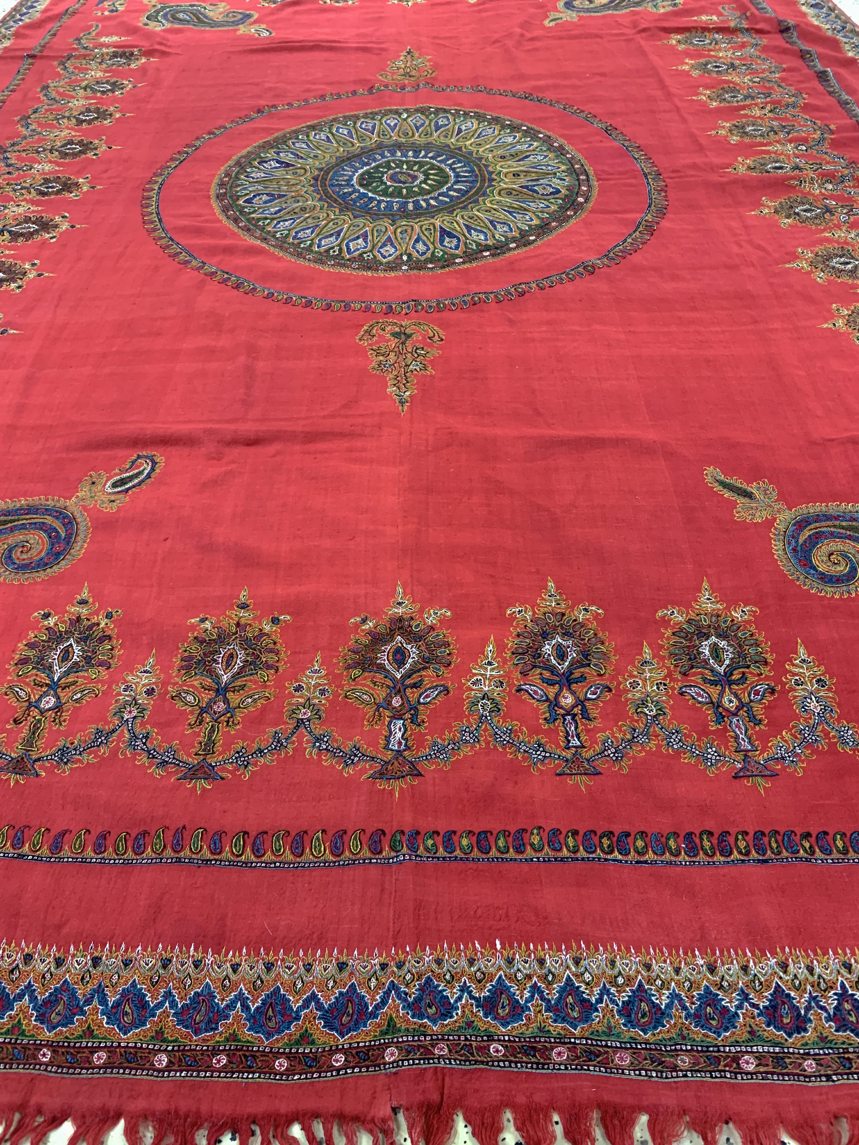 Detail j: Kerman"Susani", Persien, Anfang 20.Jhd, Seidenstickerei, ca. 230 x 170 cm, EHZ: 2, (kleine Löcher)