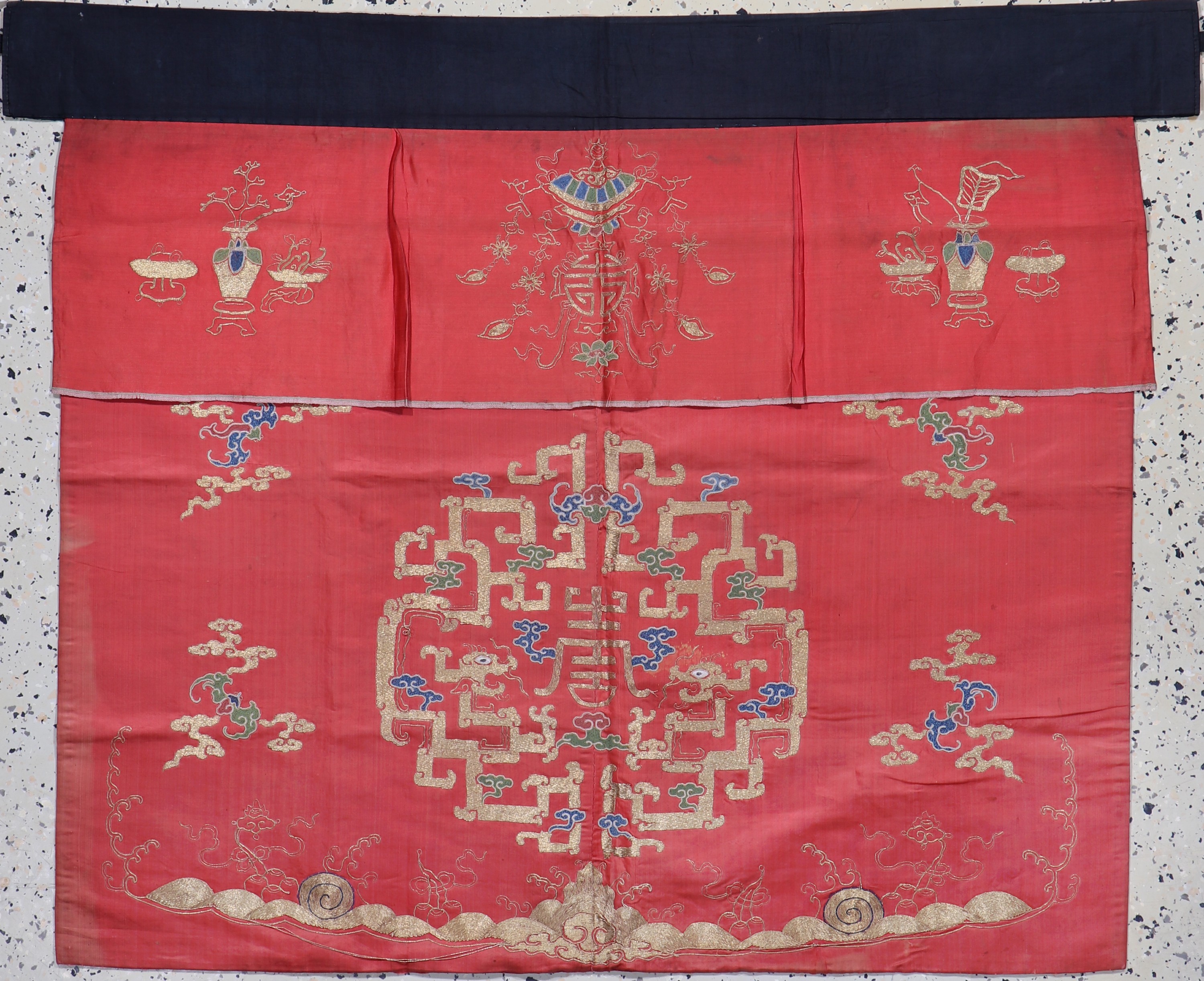 Image 27049298 - Seiden´Kesi´antik, China, um 1900, Seidenstickerei mit Metallbrokat, ca. 100 x 90 cm, ...