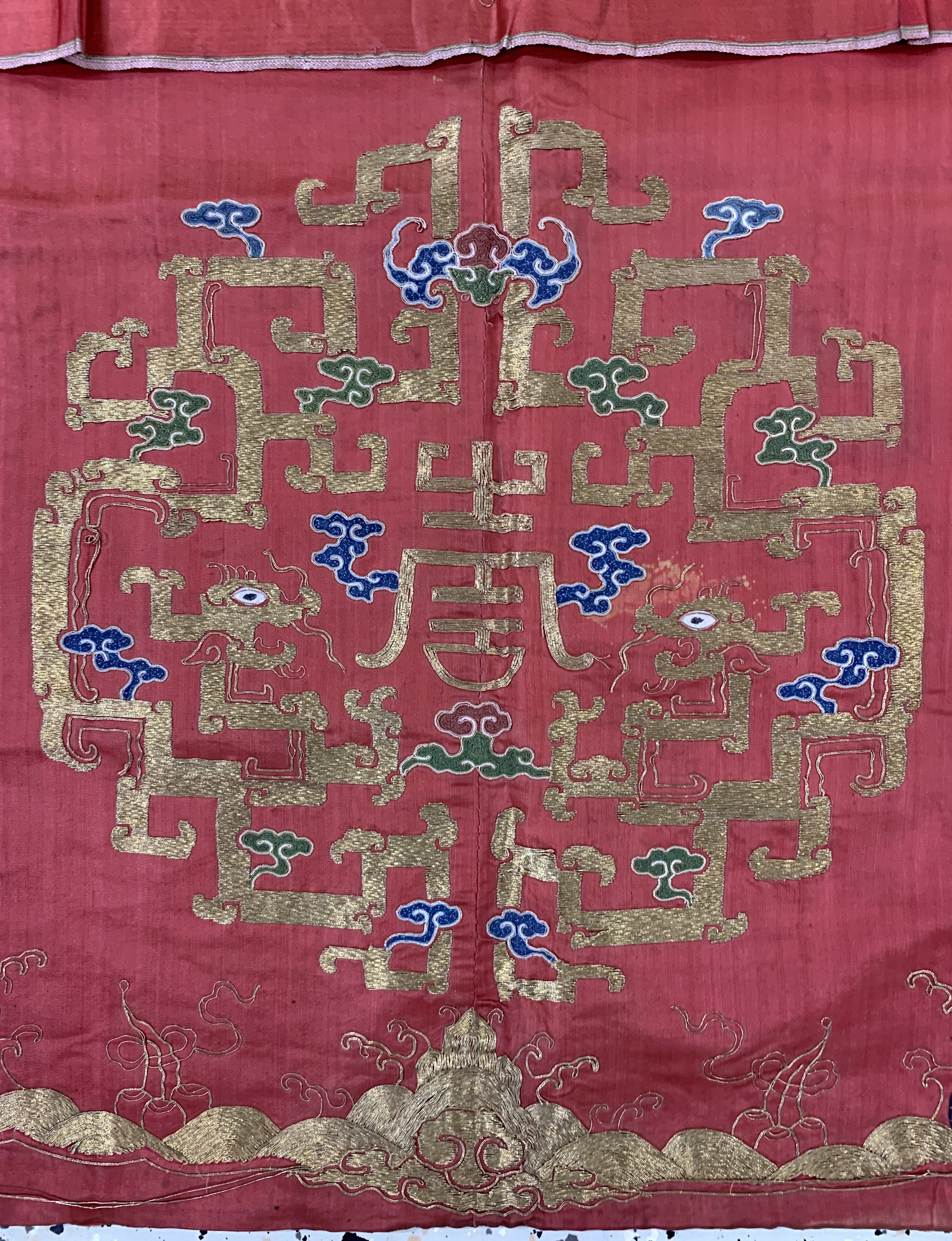 Detail a: Seiden"Kesi"antik, China, um 1900, Seidenstickerei mit Metallbrokat, ca. 100 x 90 cm, EHZ: 2