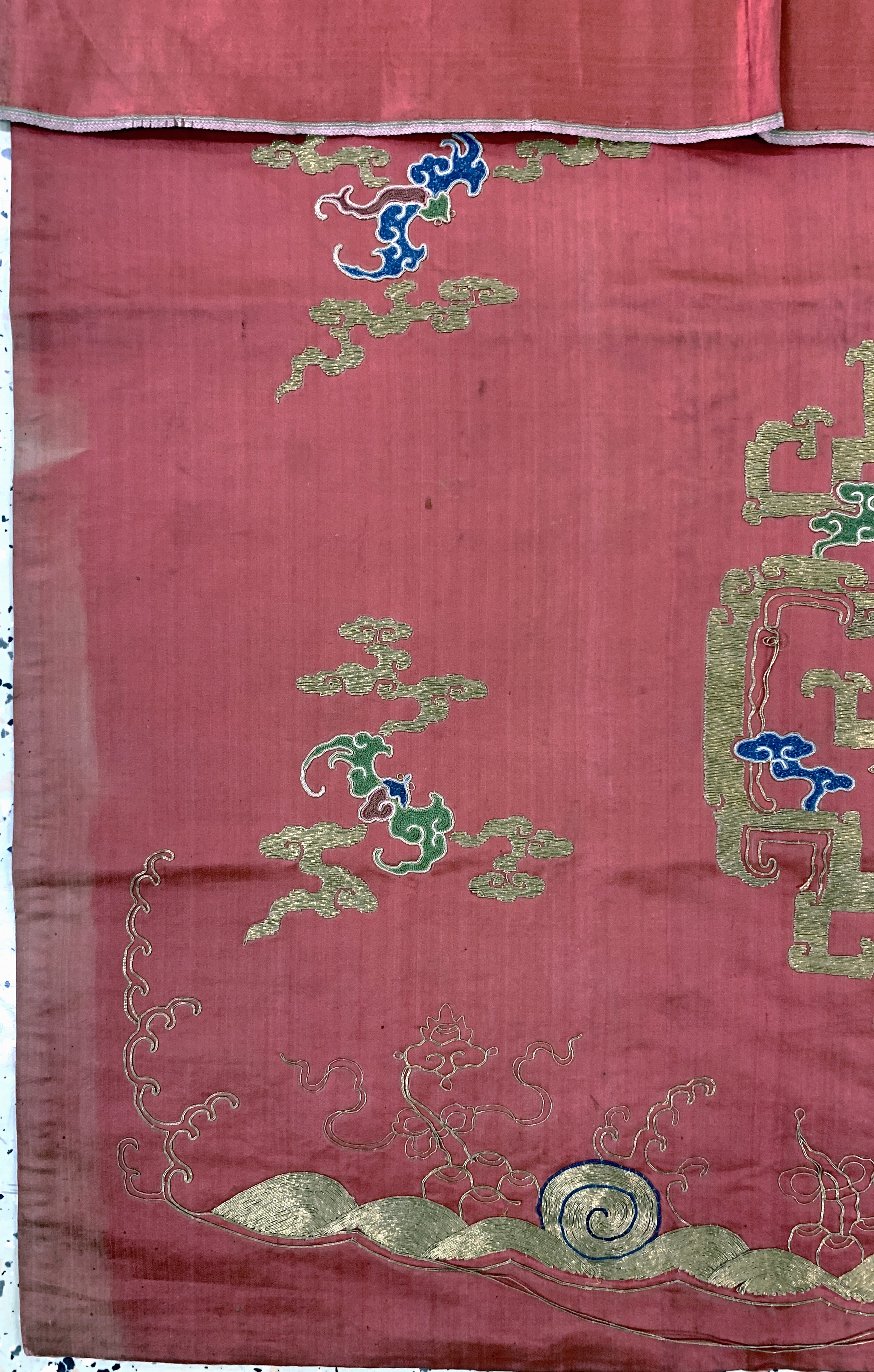 Detail b: Seiden"Kesi"antik, China, um 1900, Seidenstickerei mit Metallbrokat, ca. 100 x 90 cm, EHZ: 2