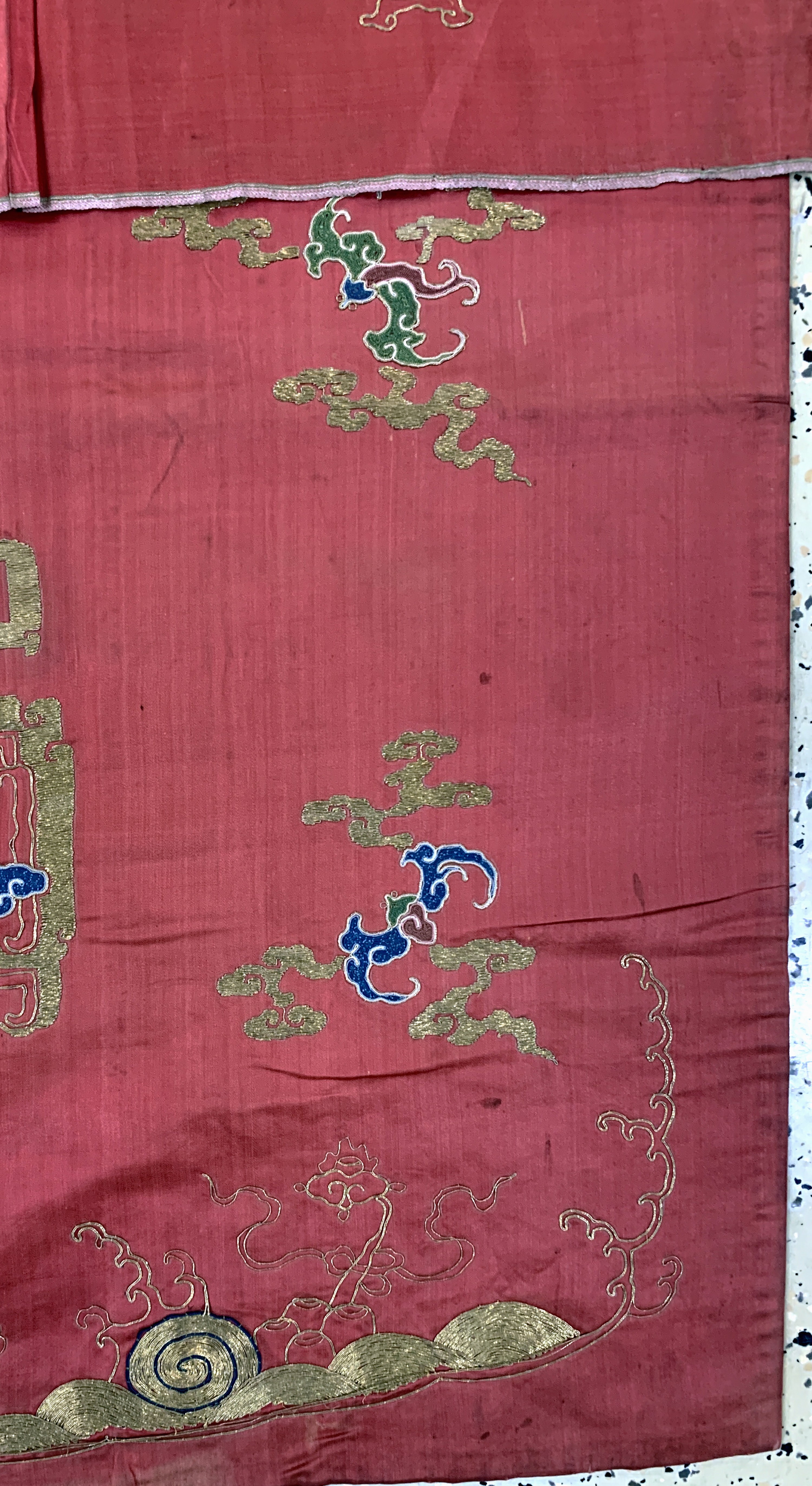 Detail c: Seiden"Kesi"antik, China, um 1900, Seidenstickerei mit Metallbrokat, ca. 100 x 90 cm, EHZ: 2