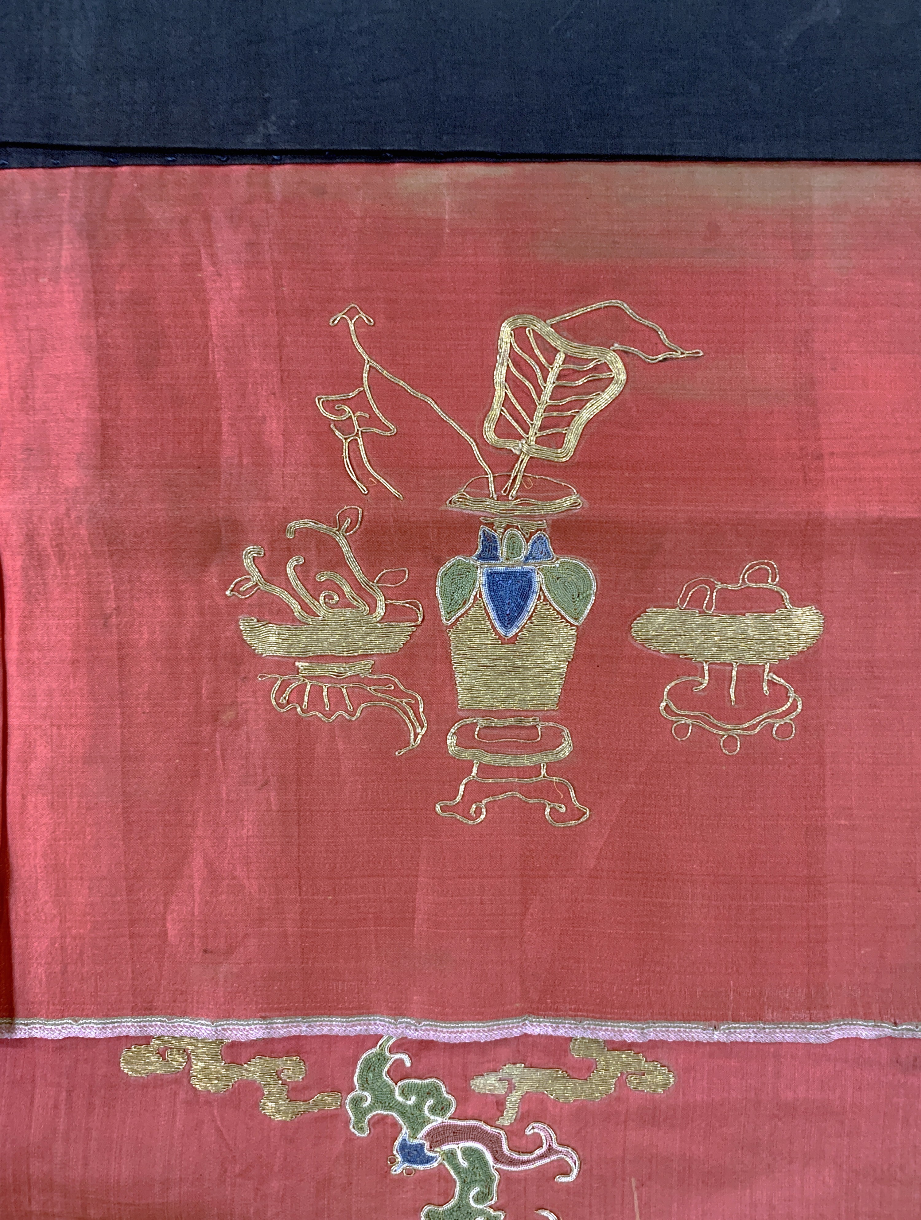 Detail d: Seiden"Kesi"antik, China, um 1900, Seidenstickerei mit Metallbrokat, ca. 100 x 90 cm, EHZ: 2