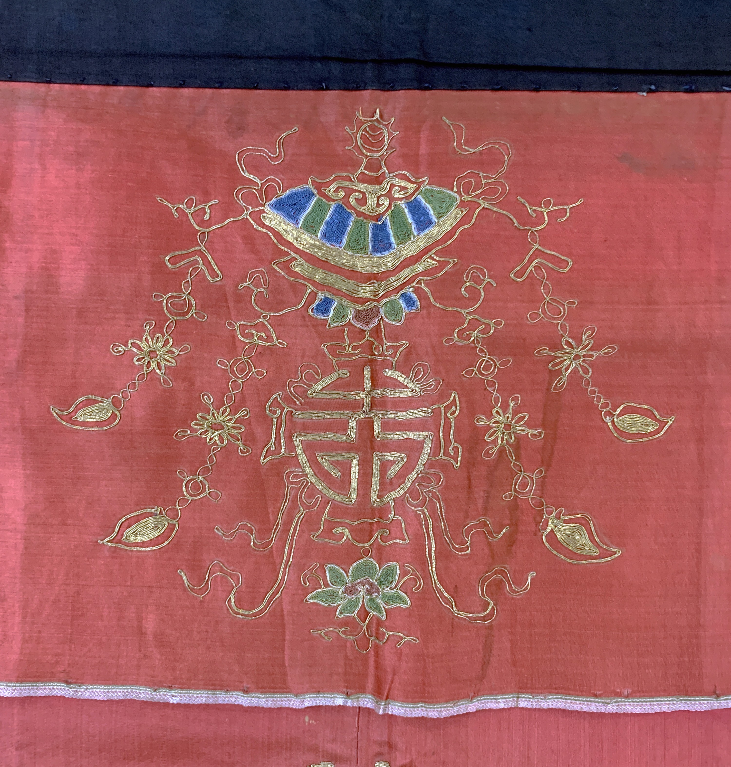Detail e: Seiden"Kesi"antik, China, um 1900, Seidenstickerei mit Metallbrokat, ca. 100 x 90 cm, EHZ: 2