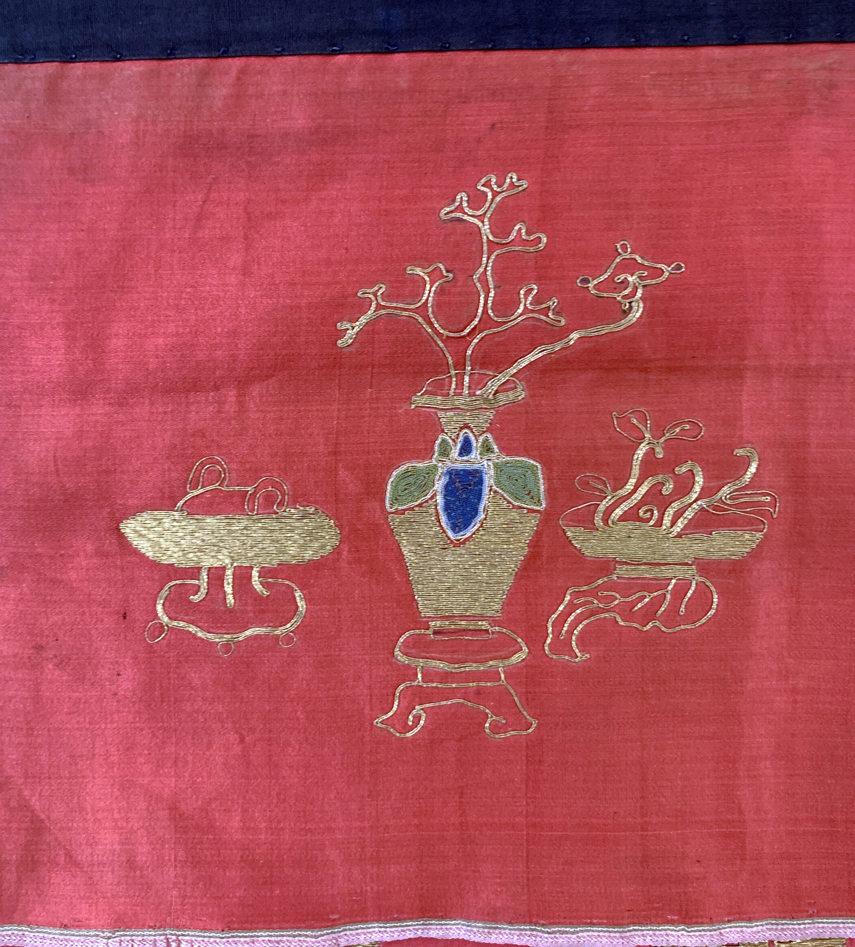 Detail f: Seiden"Kesi"antik, China, um 1900, Seidenstickerei mit Metallbrokat, ca. 100 x 90 cm, EHZ: 2