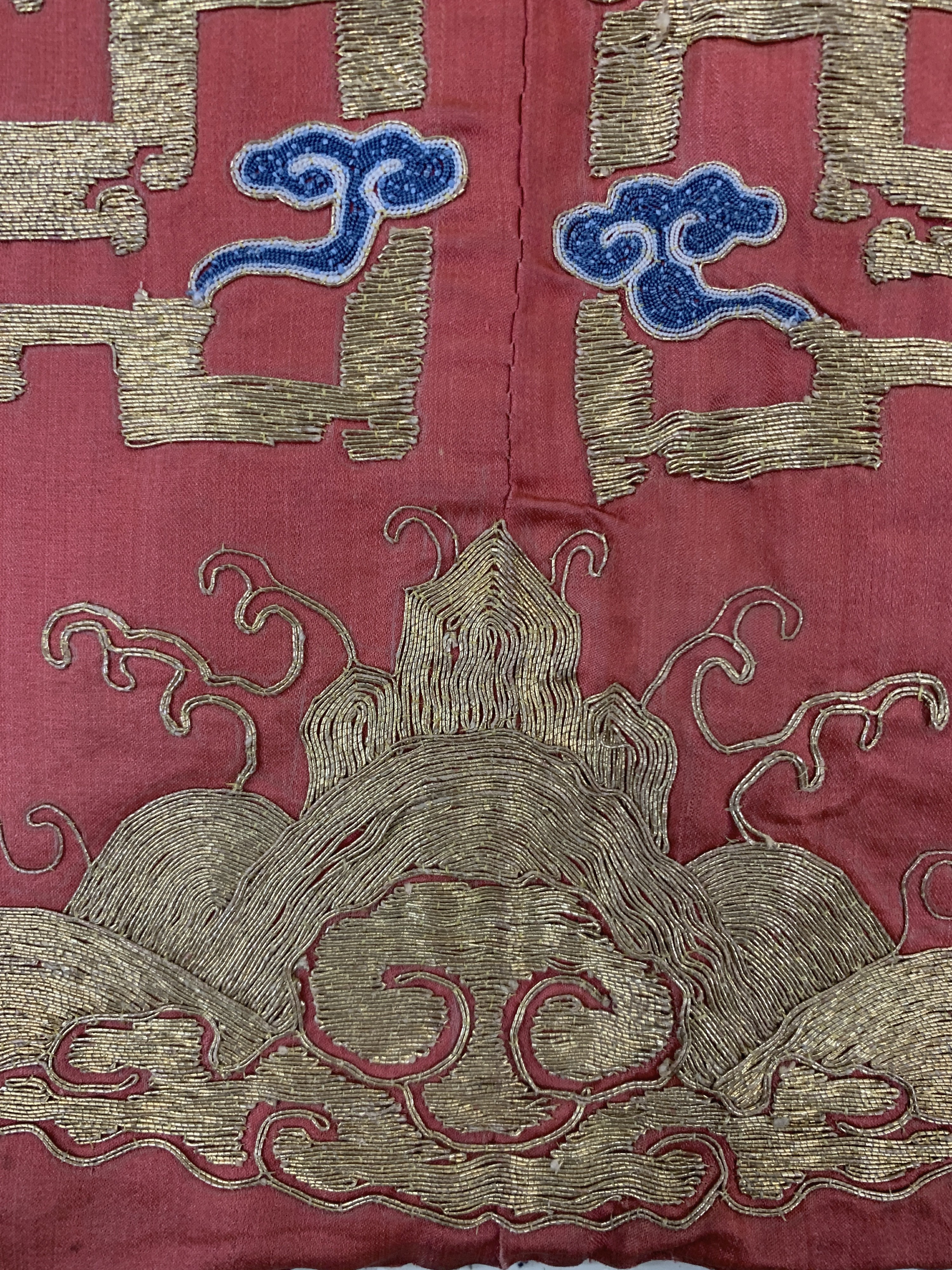 Detail j: Seiden"Kesi"antik, China, um 1900, Seidenstickerei mit Metallbrokat, ca. 100 x 90 cm, EHZ: 2