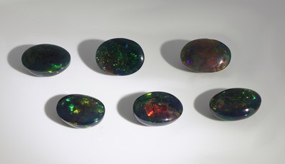 27049200b - Lot 6 lose schwarze Opale, zus. ca. 25.49 ct, ovale Cabochons in versch. Größen, ...