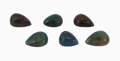 Image Lot 6 lose schwarze Opale, zus. ca. 17.95 ct, tropfenf. Cabochons in versch. Größen, ...