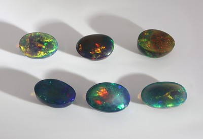 27049203c - Lot 6 lose schwarze Opale, zus. ca. 18.93 ct, ovale Cabochons in versch. Größen, ...