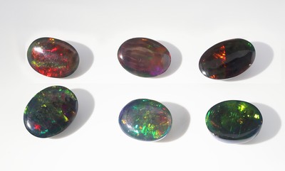 27049204b - Lot 6 lose schwarze Opale, zus. ca. 20.71 ct, ovale Cabochons in versch. Größen, ...