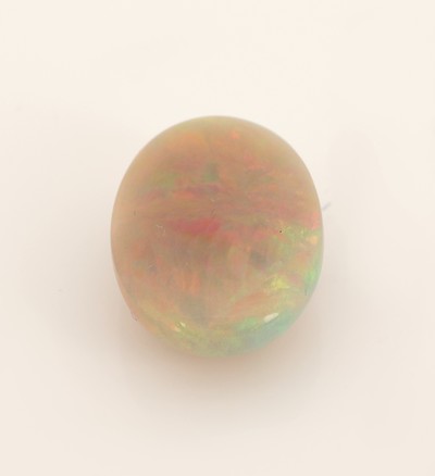 27049206a - Loser weißer Opal, ca. 10.97 ct, ovaler Cabochon, Farbspiel in Blau, Rot und Grün, ...