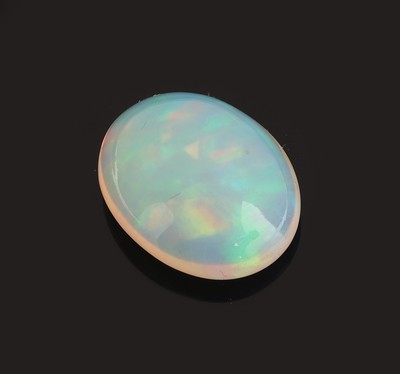 27049210a - Loser weißer Opal, ca. 7.84 ct, ovaler Cabochon, Farbspiel in Grün, Blau und Rot, ...