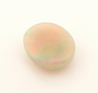 27049213a - Loser weißer Opal, ca. 7.47 ct, ovaler Cabochon, Farbspiel in Rot, Blau, Grün und Gelb, ...