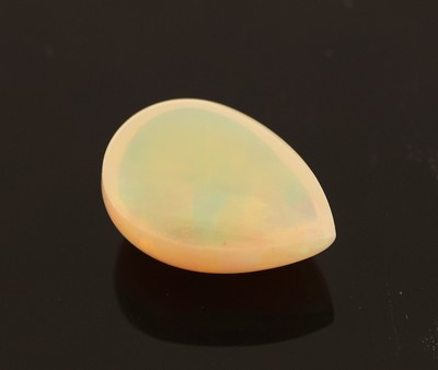 27049214a - Loser weißer Opal, ca. 5.25 ct, tropfenf. Cabochon, Farbspiel in Grün, Blau und Rot, ...