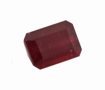 27049247a - Loser Rubin, 5.75 ct, Treppenschliff, ca. 10.80 x 7.80 x 5.75 mm, wohl beh. Schätzpreis: ...