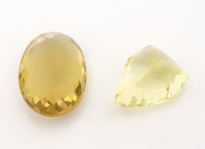 27049270a - Lot 2 lose Lemoncitrine, 1 x ovalfacett. ca. 41.06 ct, 1 x Fantasieschliff ca. 26.83 ct ...