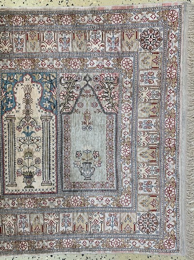 27049280a - Seiden Kayseri´Saf´, Türkei, Mitte 20.Jhd, reine Naturseide, ca. 88 x 124 cm, EHZ: 2 ...