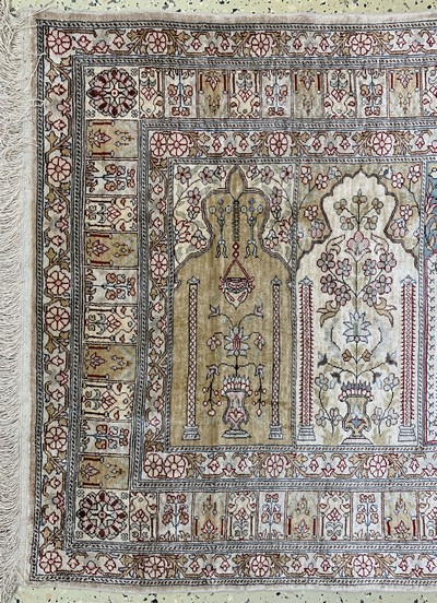 27049280b - Seiden Kayseri´Saf´, Türkei, Mitte 20.Jhd, reine Naturseide, ca. 88 x 124 cm, EHZ: 2 ...