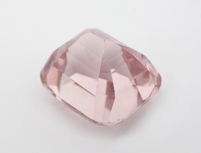 27049281b - Loser Kunzit, ca. 56.46 ct, Kissenschliff, ca.21.84 x 18.86 x 16.77 mm Schätzpreis: ...