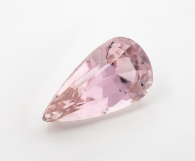 27049283a - Loser Kunzit, ca. 14.88 ct, facett. Tropfen, ca. 20.57 x 11.27 x 10.53 mm Schätzpreis: ...