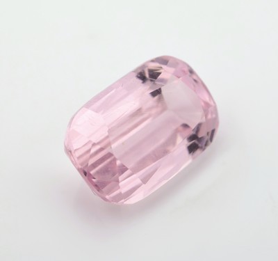 27049285a - Loser Kunzit, ca. 23.54 ct, Kissenschliff, ca.19.96 x 13.25 x 9.93 mm Schätzpreis: 2500, ...