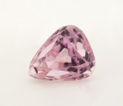 Image Loser Kunzit, ca. 24.78 ct, facett. Tropfen, ca. 18.96 x 15.68 x 14.92 mm Schätzpreis: ...