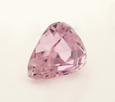 27049289a - Loser Kunzit, ca. 24.78 ct, facett. Tropfen, ca. 18.96 x 15.68 x 14.92 mm Schätzpreis: ...