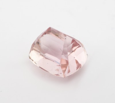 27049291b - Loser Kunzit, ca. 31.45 ct, Kissenschliff, ca.18.39 x 15.50 x 14.37 mm Schätzpreis: ...