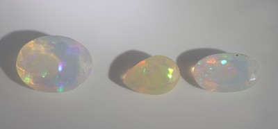 27049293b - Lot 3 lose facett. Opale, zus. ca. 10.20 ct, 1x facett. Tropfen, 2 x ovalfacett., versch. ...