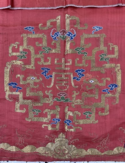 27049298a - Seiden´Kesi´antik, China, um 1900, Seidenstickerei mit Metallbrokat, ca. 100 x 90 cm, ...