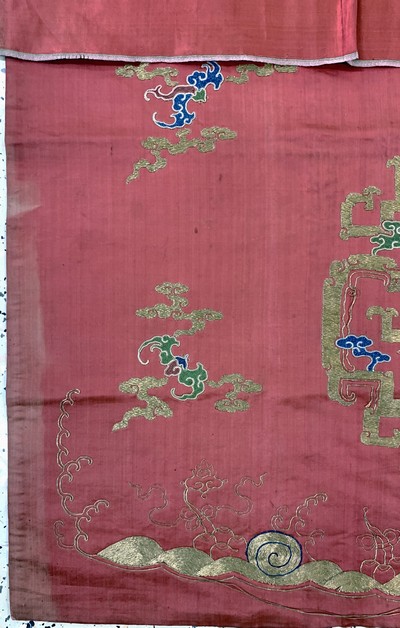 27049298b - Seiden´Kesi´antik, China, um 1900, Seidenstickerei mit Metallbrokat, ca. 100 x 90 cm, ...