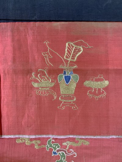 27049298d - Seiden´Kesi´antik, China, um 1900, Seidenstickerei mit Metallbrokat, ca. 100 x 90 cm, ...