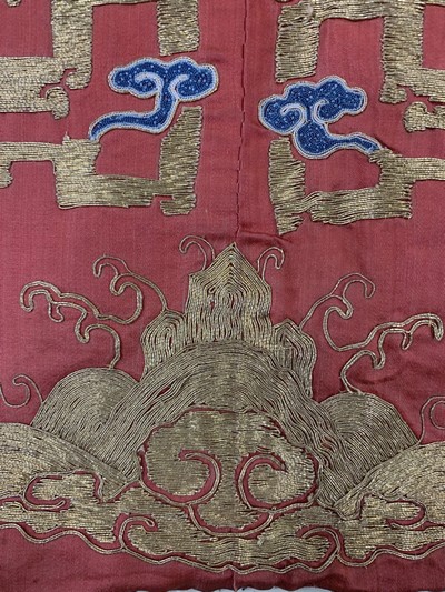 27049298j - Seiden´Kesi´antik, China, um 1900, Seidenstickerei mit Metallbrokat, ca. 100 x 90 cm, ...